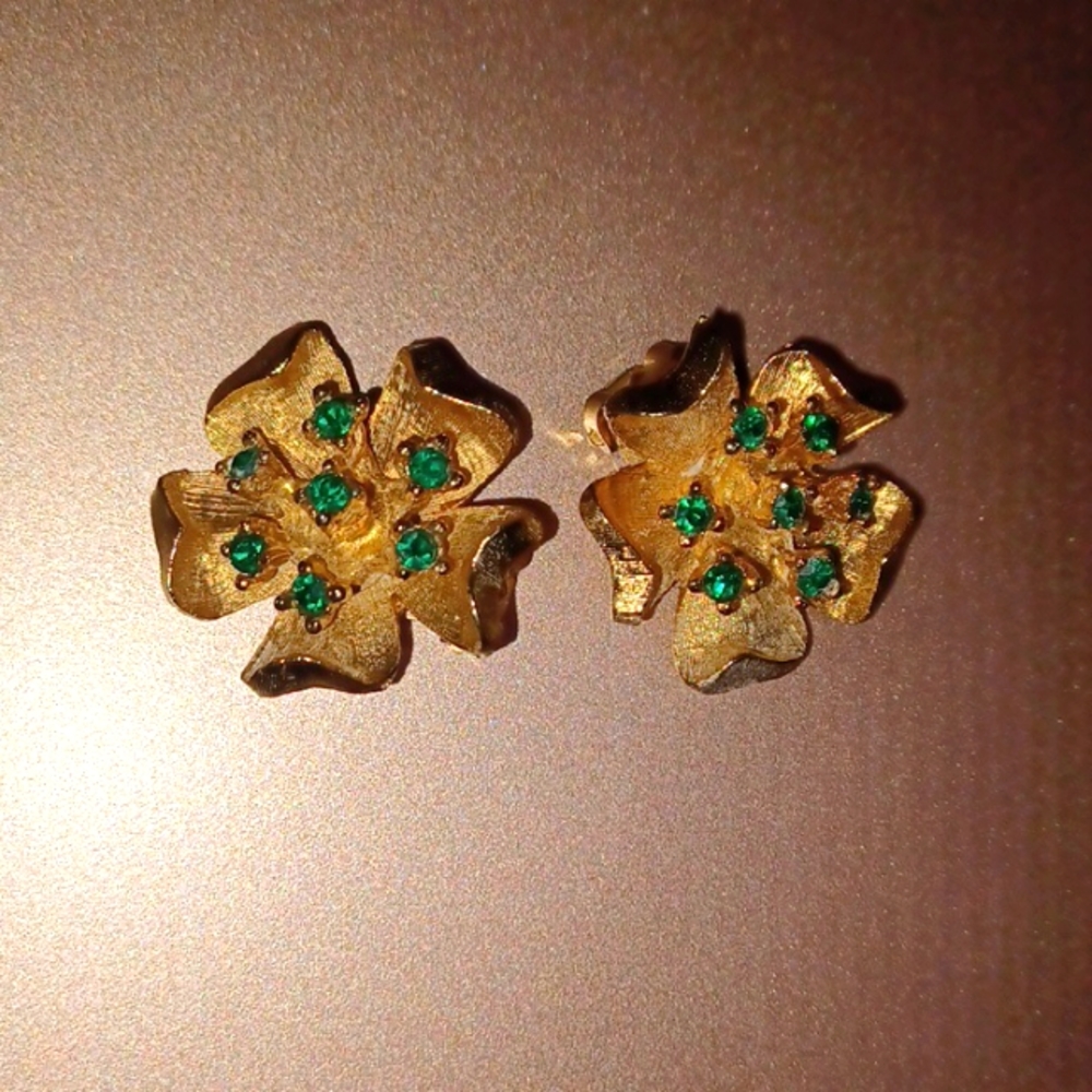 Vintage gold earrings with green rhinestones CLIP ON.